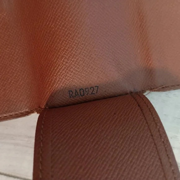 LOUIS VUITTON 4 Key Holder in Monogram Canvas - Picture 7 of 10